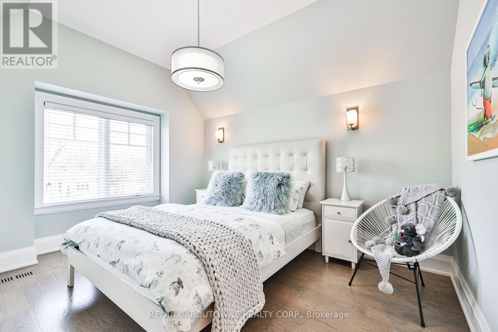 












283 JENNINGS CRESCENT

,
Oakville (BR Bronte),




Ontario
L6L1W3

