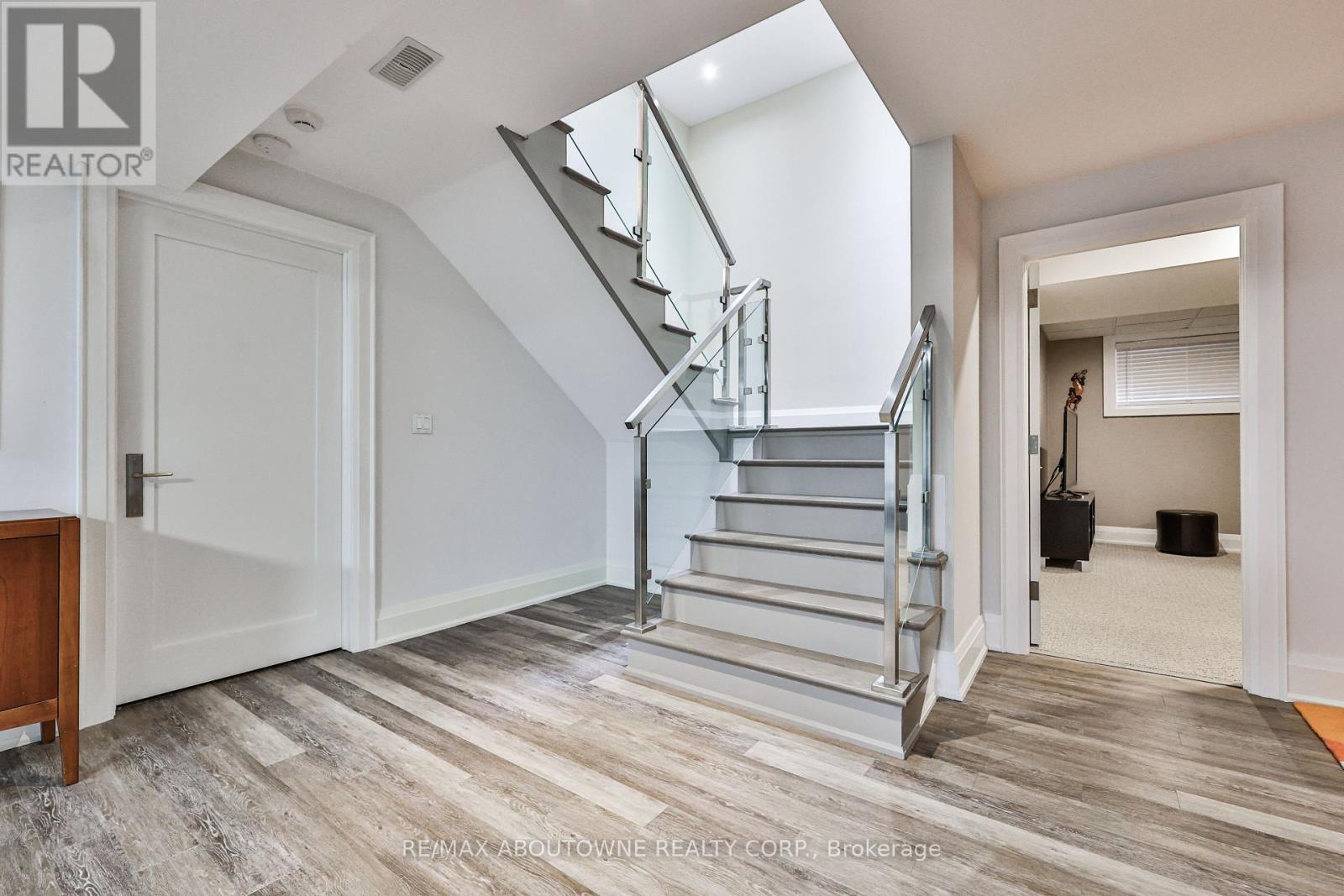 












283 JENNINGS CRESCENT

,
Oakville (BR Bronte),




Ontario
L6L1W3

