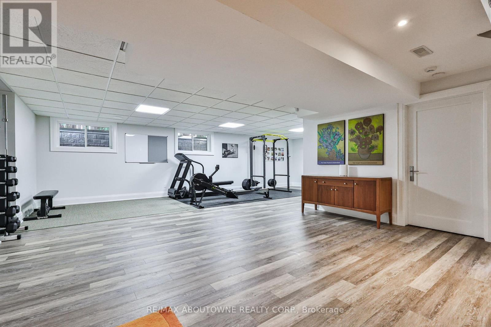 












283 JENNINGS CRESCENT

,
Oakville (BR Bronte),




Ontario
L6L1W3

