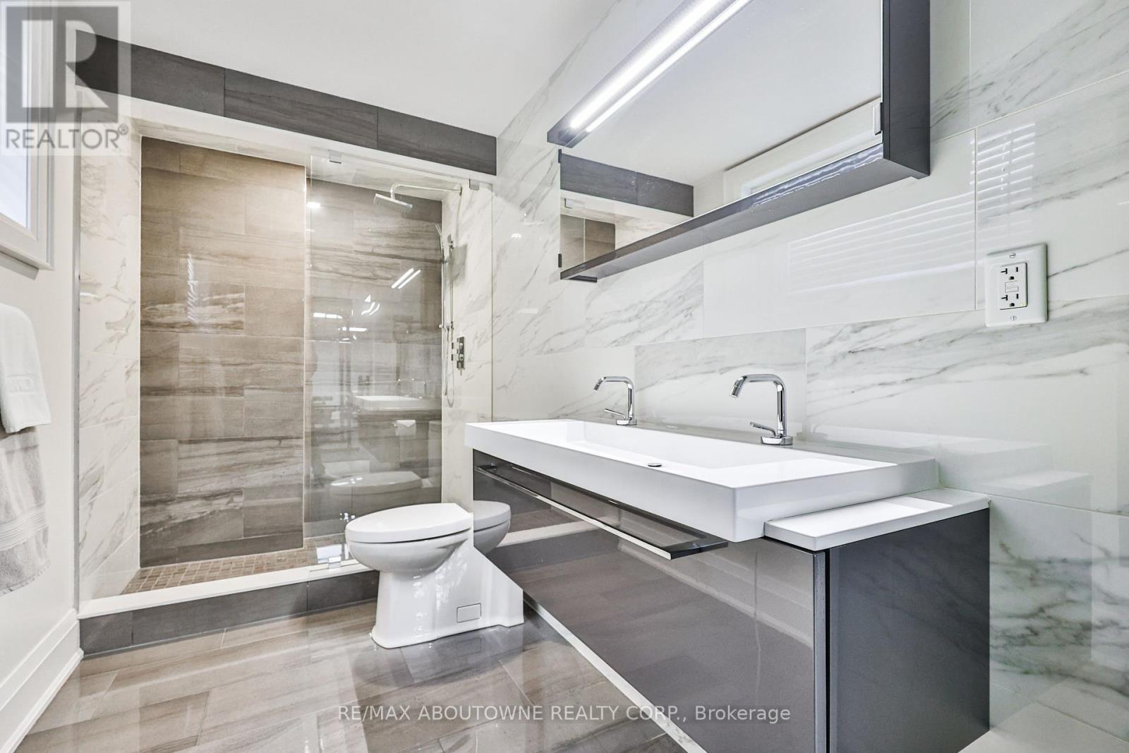 












283 JENNINGS CRESCENT

,
Oakville (BR Bronte),




Ontario
L6L1W3

