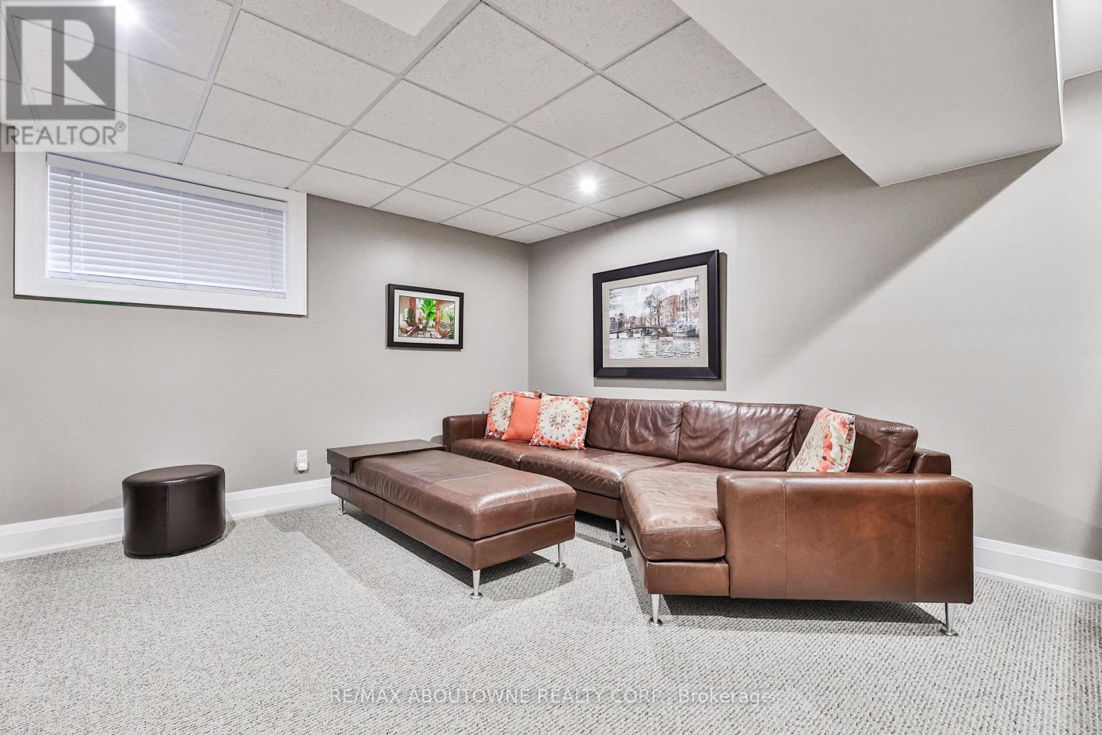












283 JENNINGS CRESCENT

,
Oakville (BR Bronte),




Ontario
L6L1W3

