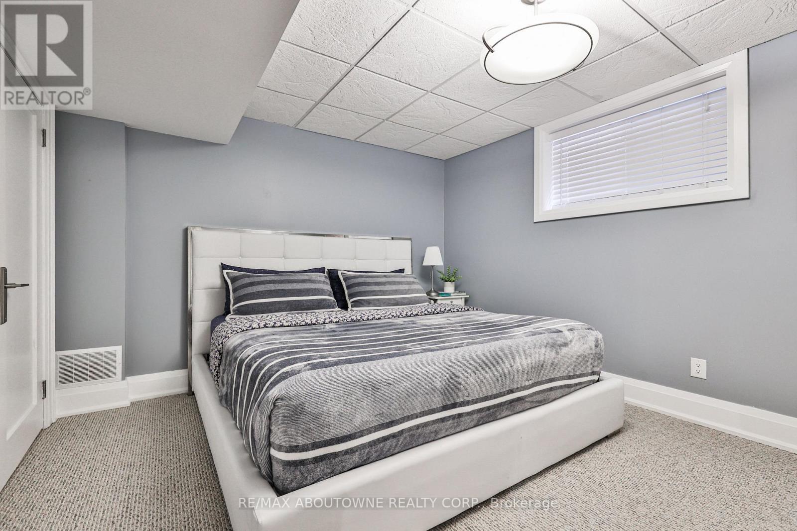 












283 JENNINGS CRESCENT

,
Oakville (BR Bronte),




Ontario
L6L1W3


