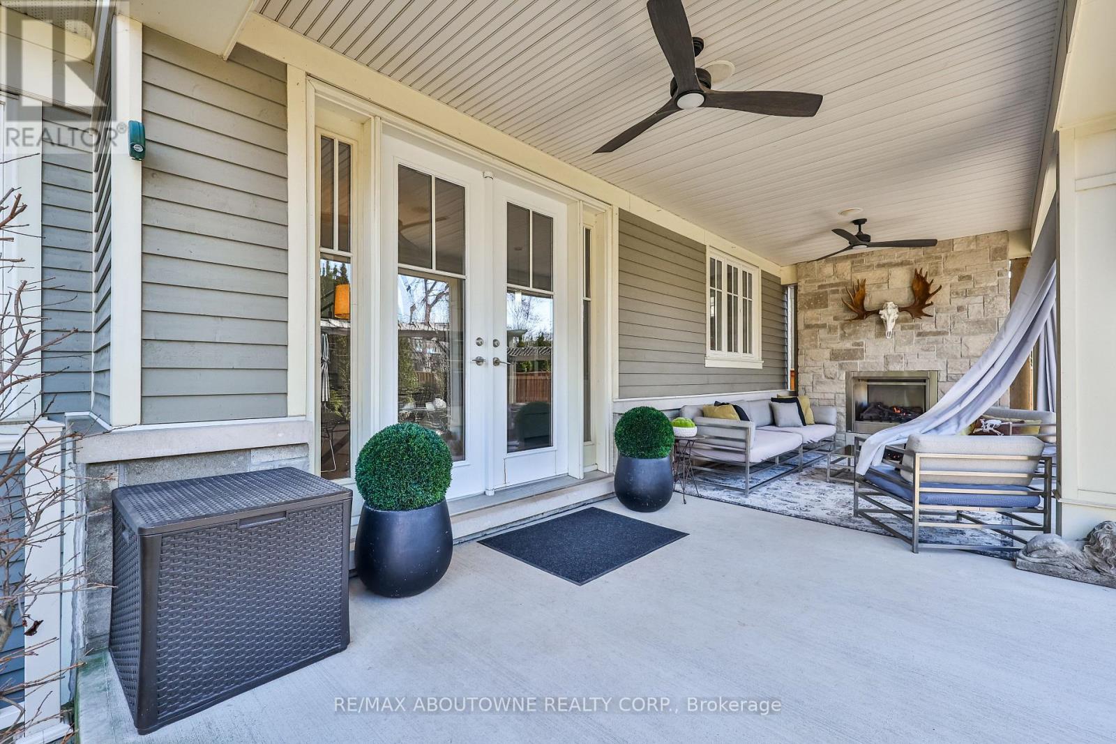 












283 JENNINGS CRESCENT

,
Oakville (BR Bronte),




Ontario
L6L1W3

