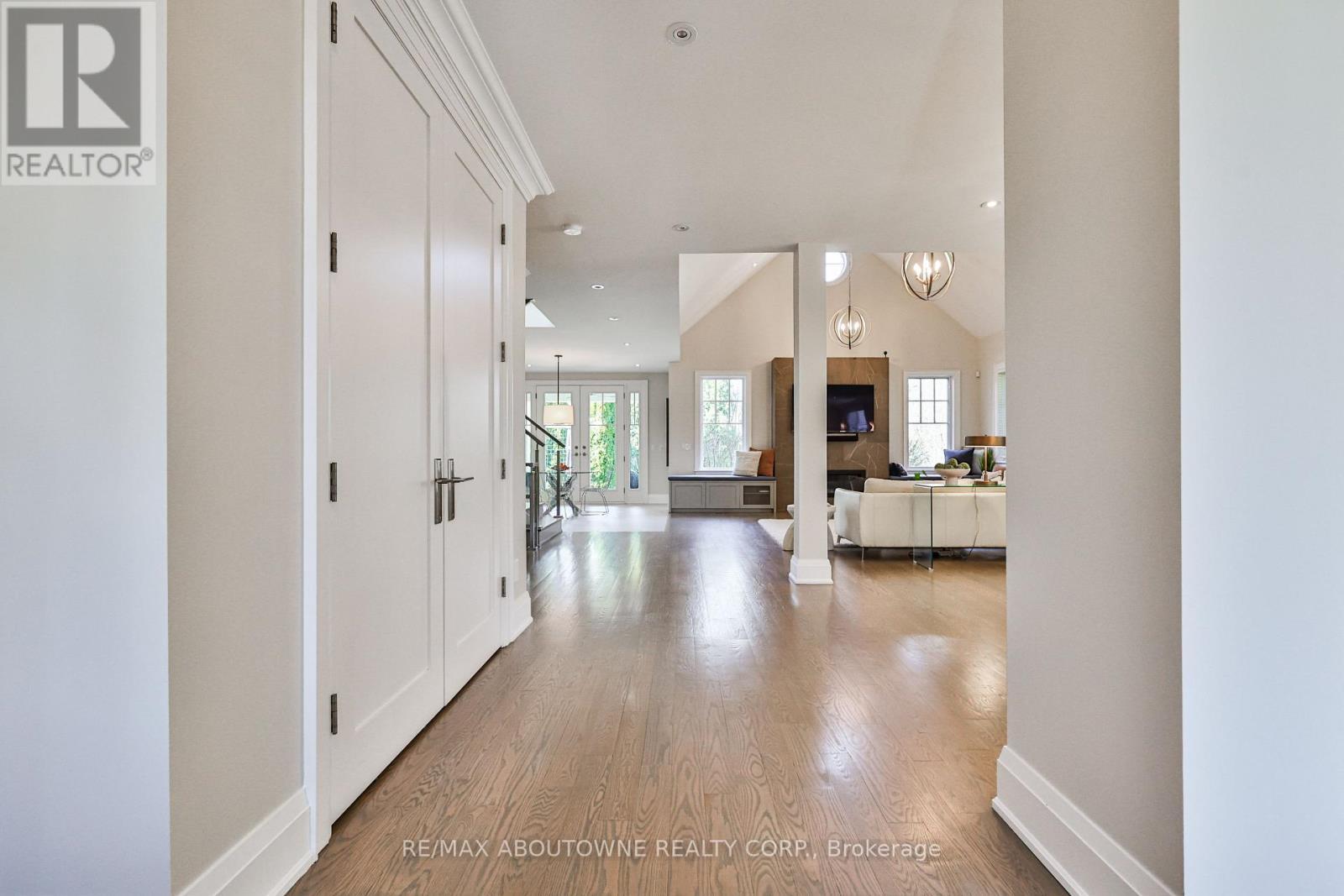 












283 JENNINGS CRESCENT

,
Oakville (BR Bronte),




Ontario
L6L1W3

