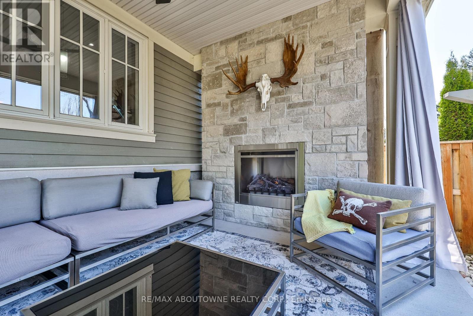 












283 JENNINGS CRESCENT

,
Oakville (BR Bronte),




Ontario
L6L1W3

