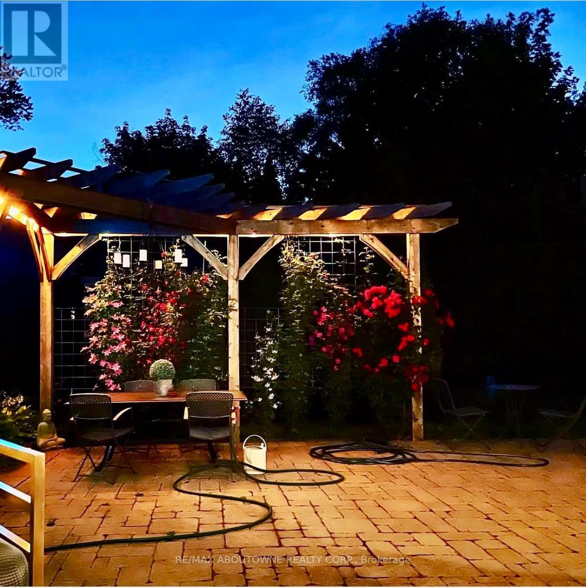 












283 JENNINGS CRESCENT

,
Oakville (BR Bronte),




Ontario
L6L1W3

