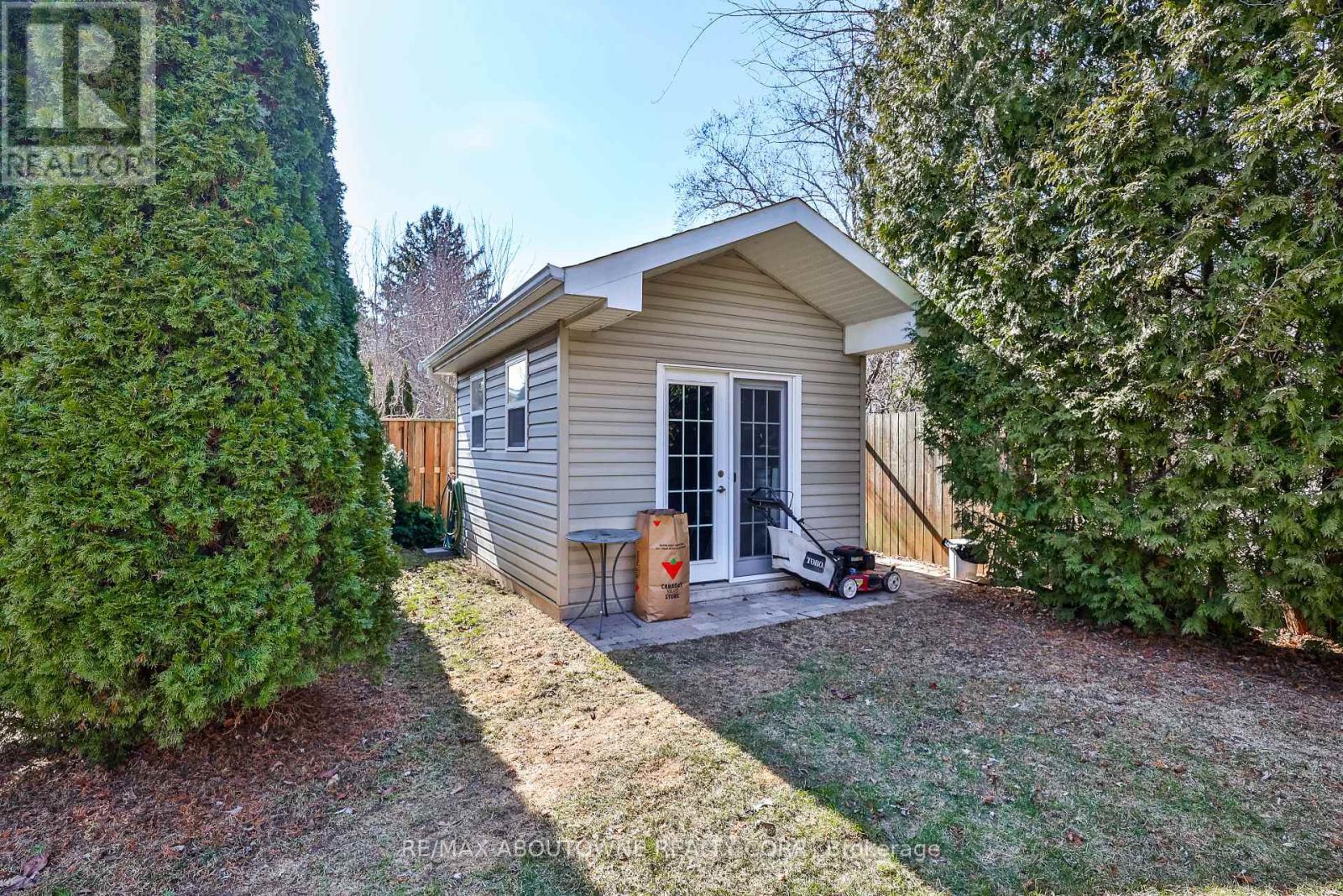 












283 JENNINGS CRESCENT

,
Oakville (BR Bronte),




Ontario
L6L1W3

