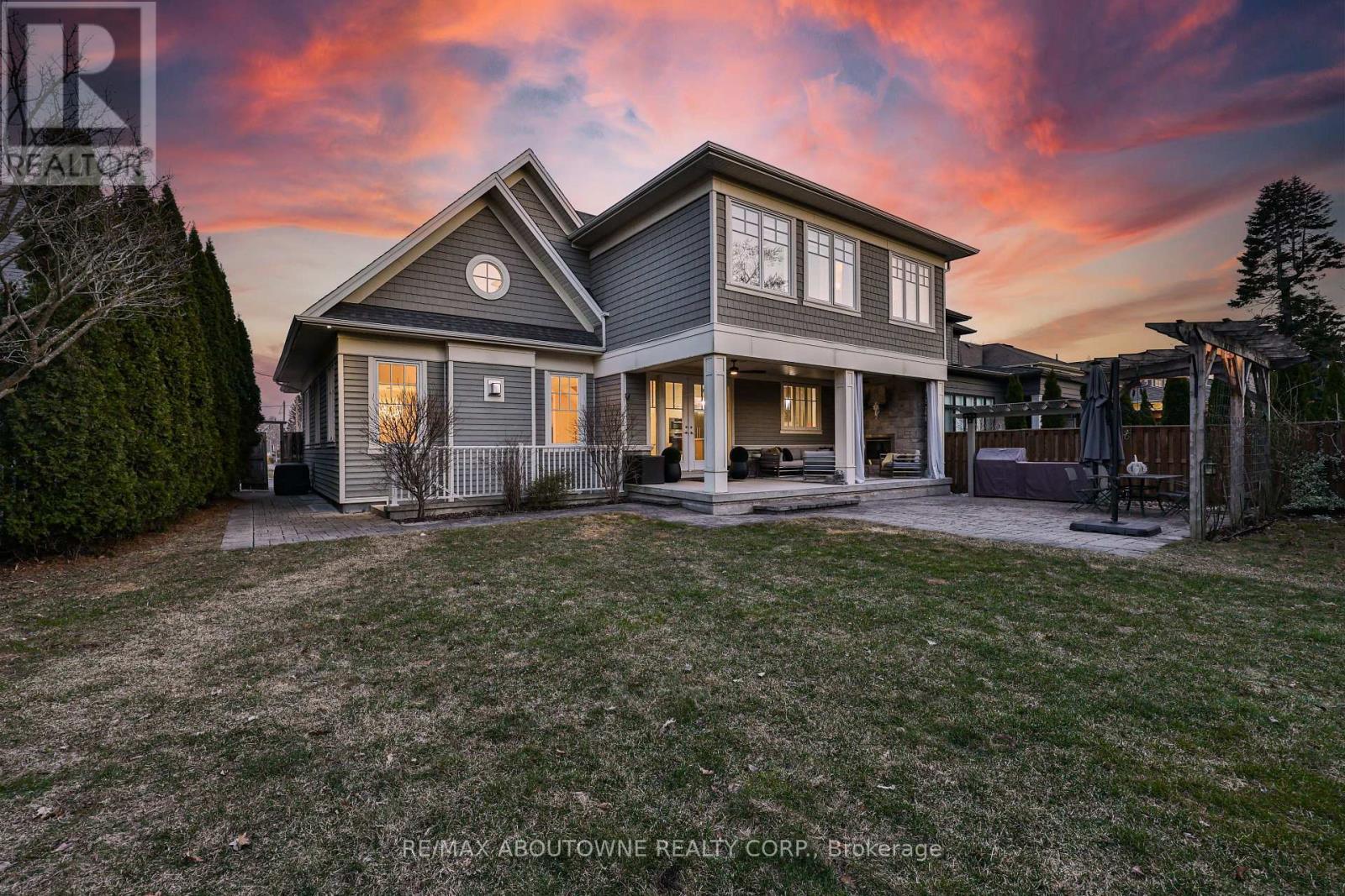 












283 JENNINGS CRESCENT

,
Oakville (BR Bronte),




Ontario
L6L1W3

