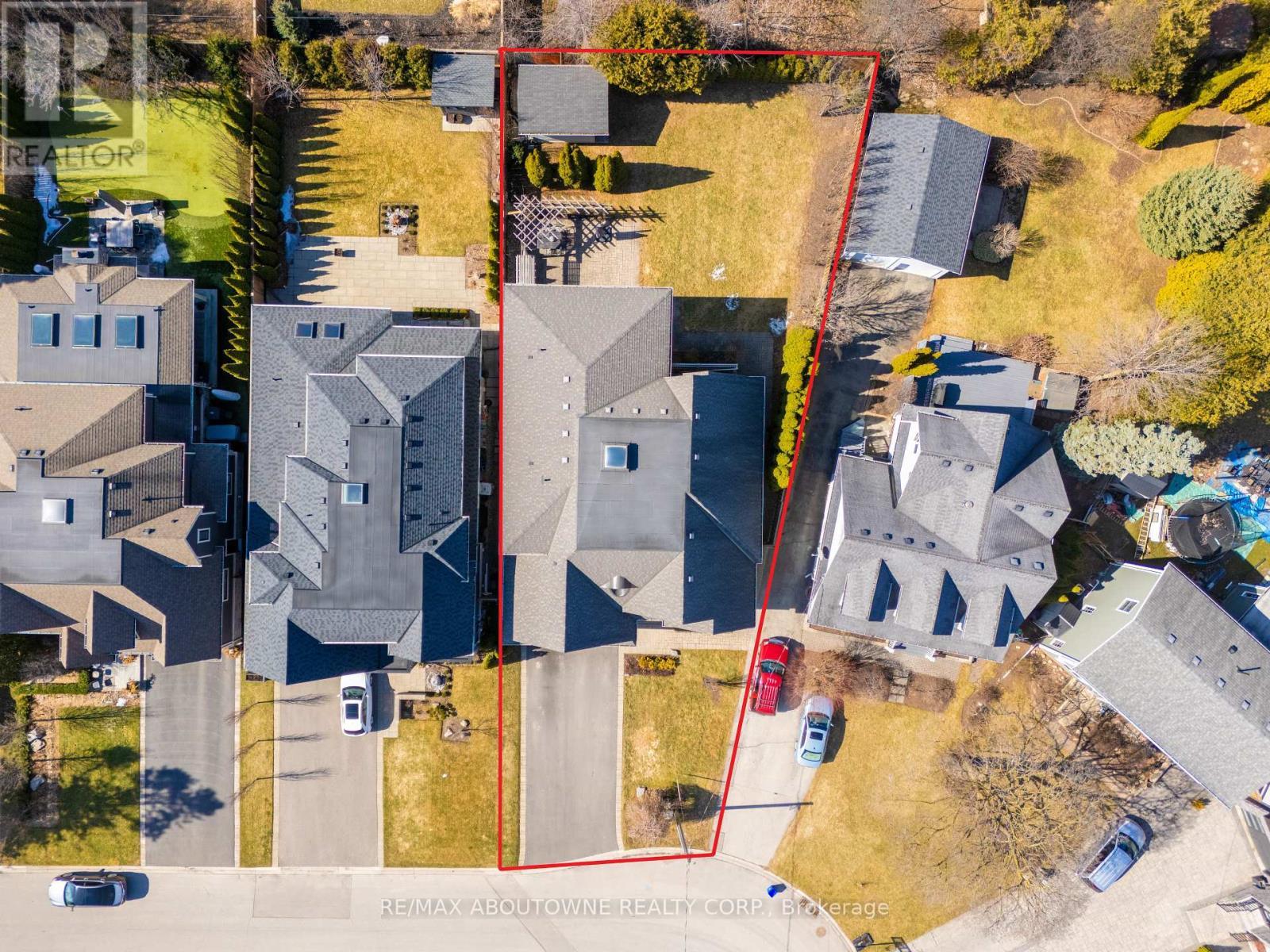 












283 JENNINGS CRESCENT

,
Oakville (BR Bronte),




Ontario
L6L1W3

