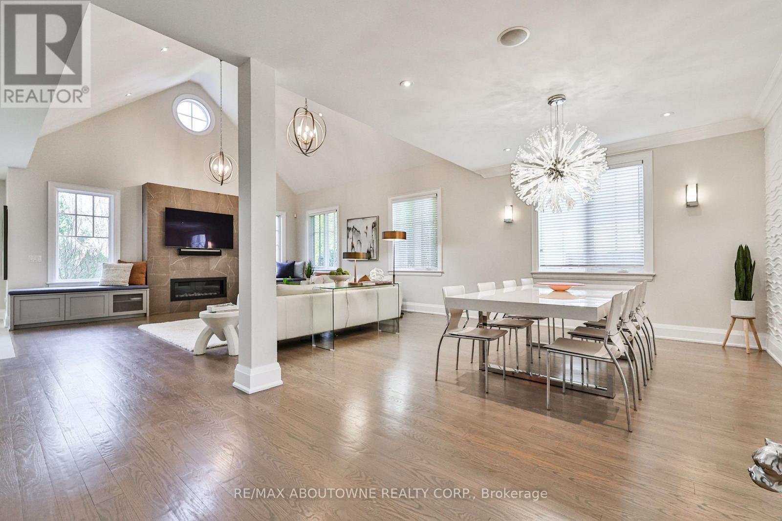 












283 JENNINGS CRESCENT

,
Oakville (BR Bronte),




Ontario
L6L1W3

