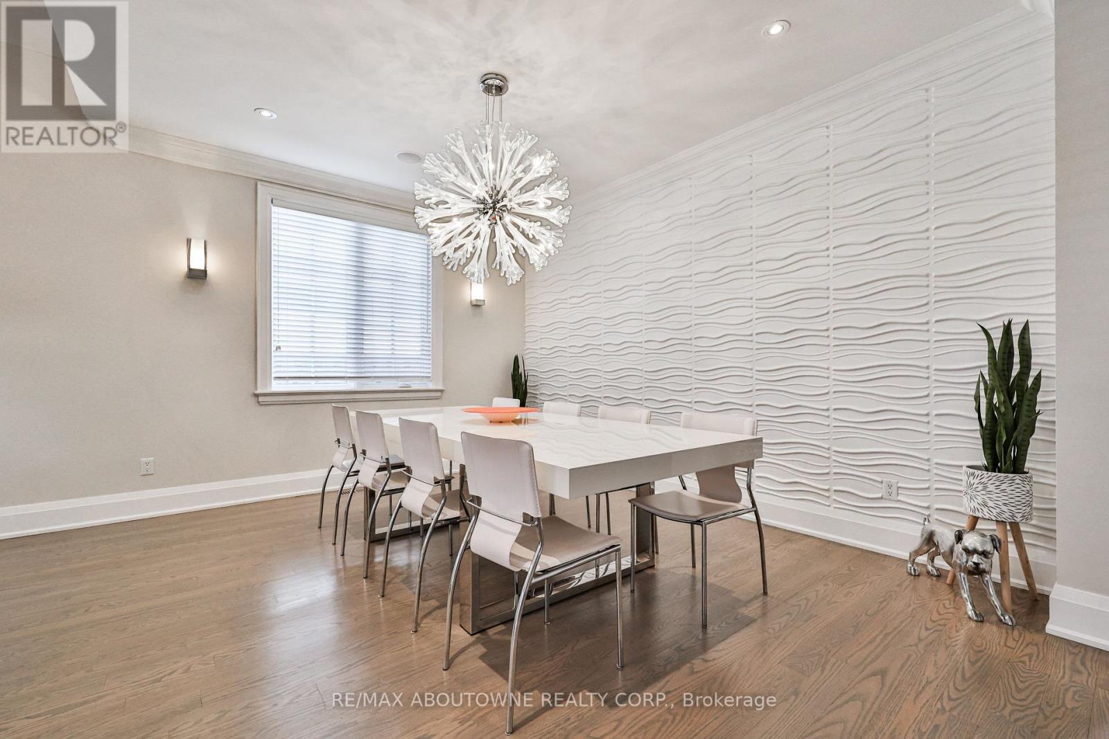 












283 JENNINGS CRESCENT

,
Oakville (BR Bronte),




Ontario
L6L1W3

