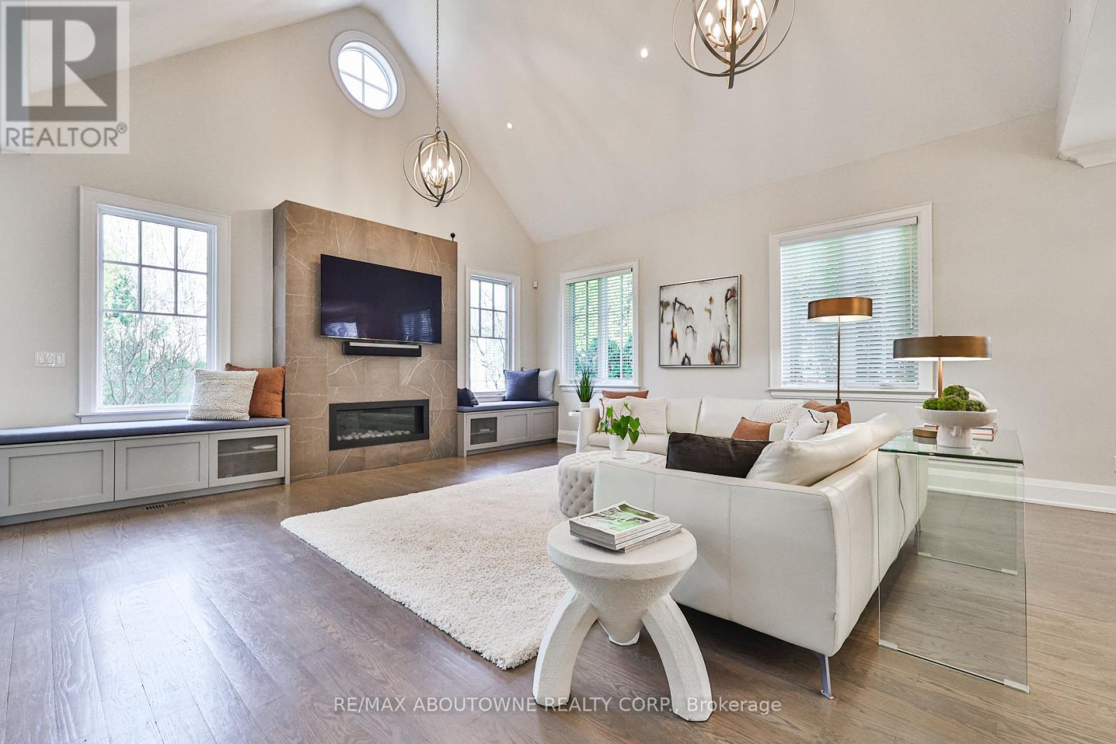 












283 JENNINGS CRESCENT

,
Oakville (BR Bronte),




Ontario
L6L1W3

