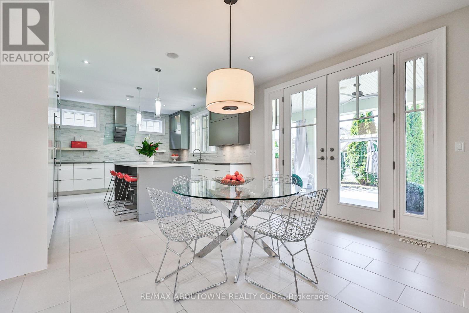 












283 JENNINGS CRESCENT

,
Oakville (BR Bronte),




Ontario
L6L1W3

