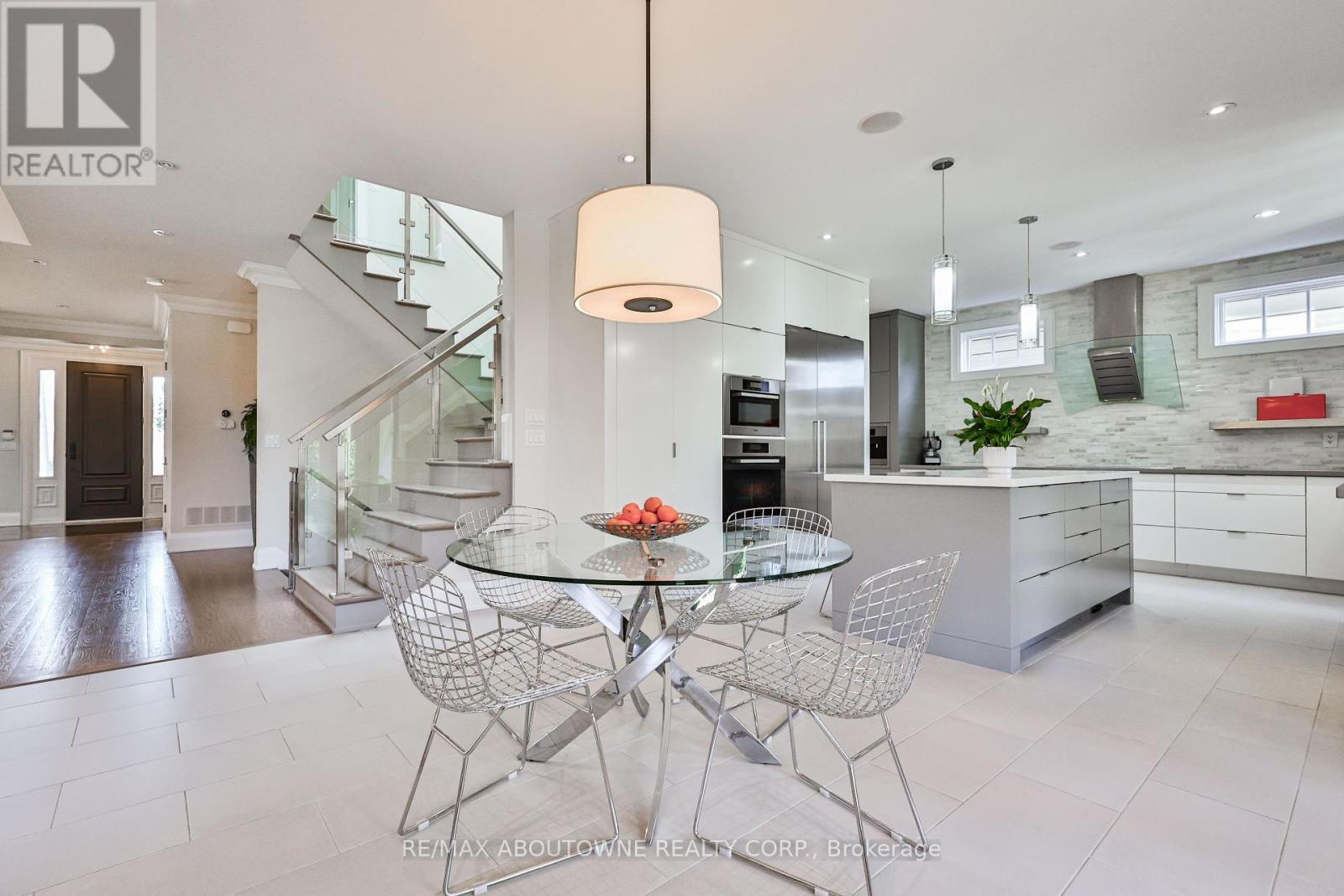












283 JENNINGS CRESCENT

,
Oakville (BR Bronte),




Ontario
L6L1W3

