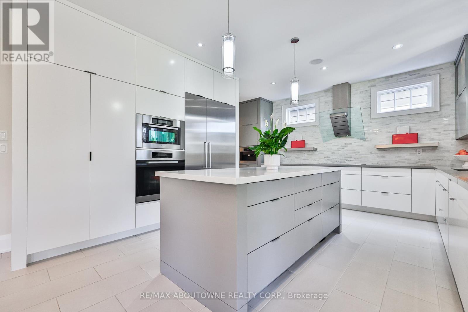 












283 JENNINGS CRESCENT

,
Oakville (BR Bronte),




Ontario
L6L1W3

