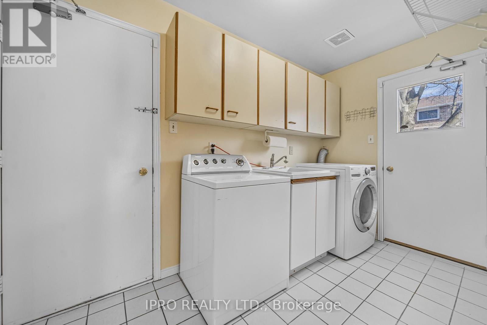 












124 BARR CRESCENT

,
Brampton (Heart Lake East),




Ontario
L6Z3C8


