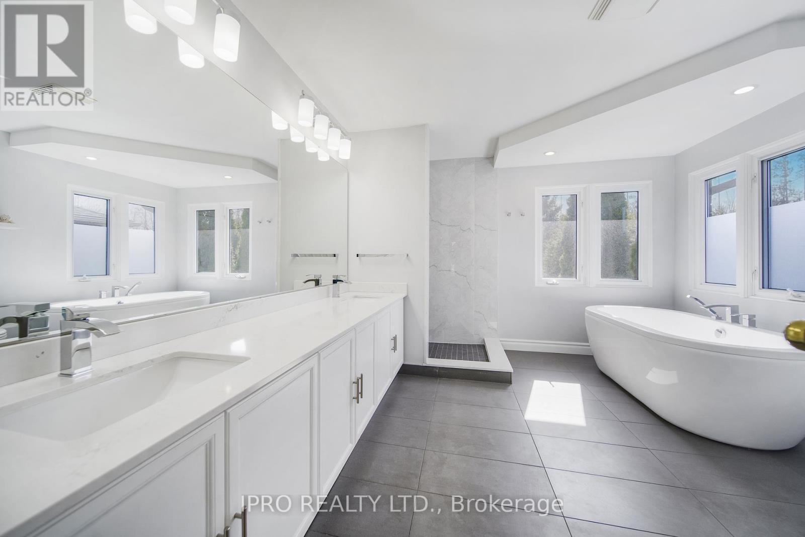 












124 BARR CRESCENT

,
Brampton (Heart Lake East),




Ontario
L6Z3C8

