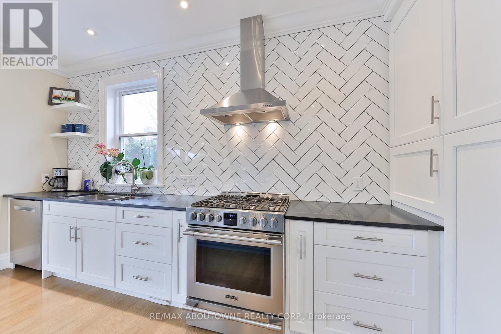 












240 PINE COVE ROAD

,
Burlington (Roseland),




Ontario
L7N1W2

