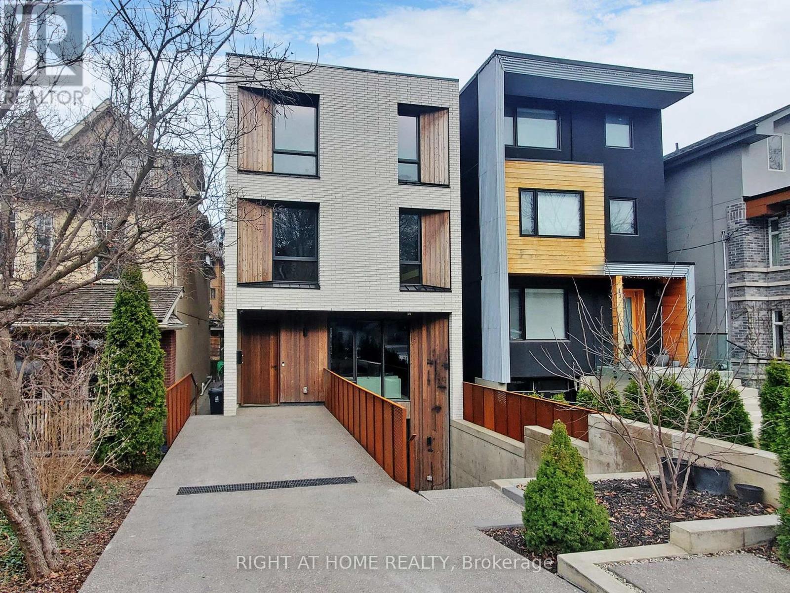 












15 DURIE STREET E

,
Toronto (High Park-Swansea),




Ontario
M6S3E5

