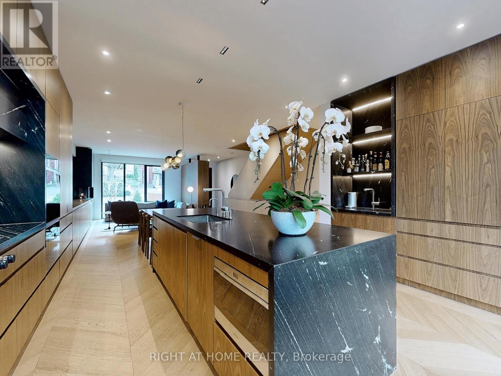 












15 DURIE STREET E

,
Toronto (High Park-Swansea),




Ontario
M6S3E5

