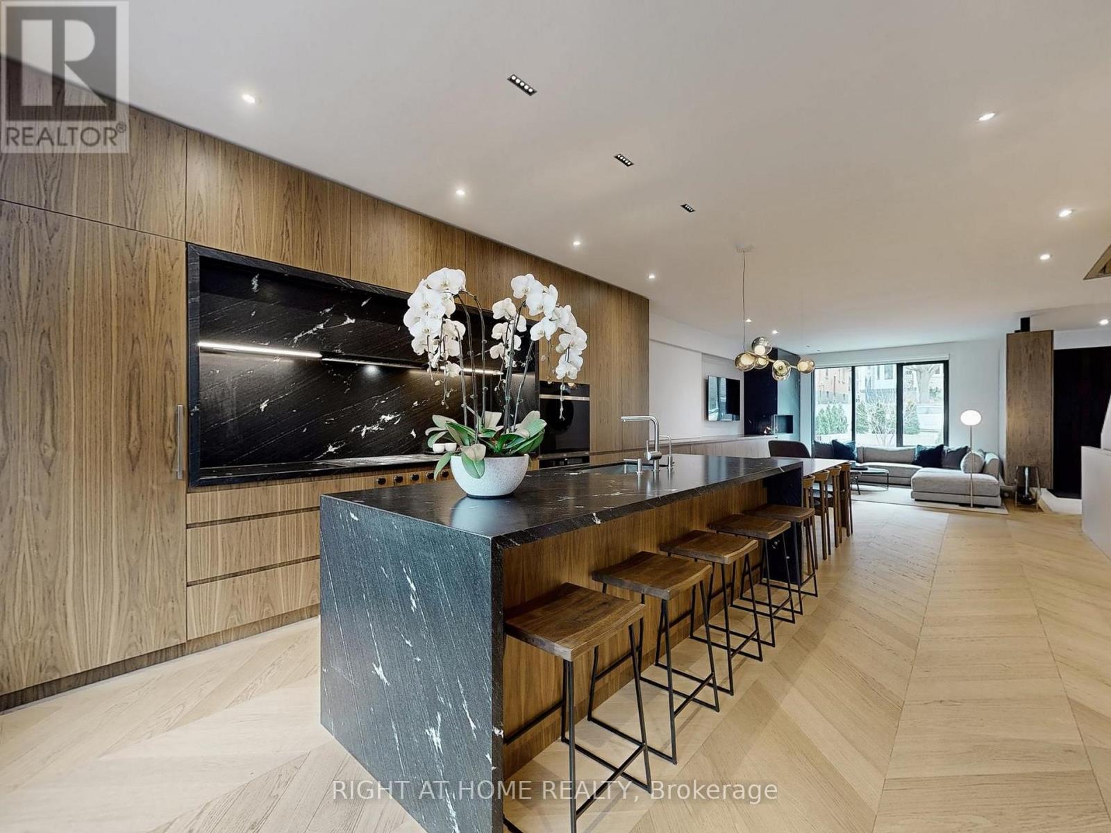 












15 DURIE STREET E

,
Toronto (High Park-Swansea),




Ontario
M6S3E5

