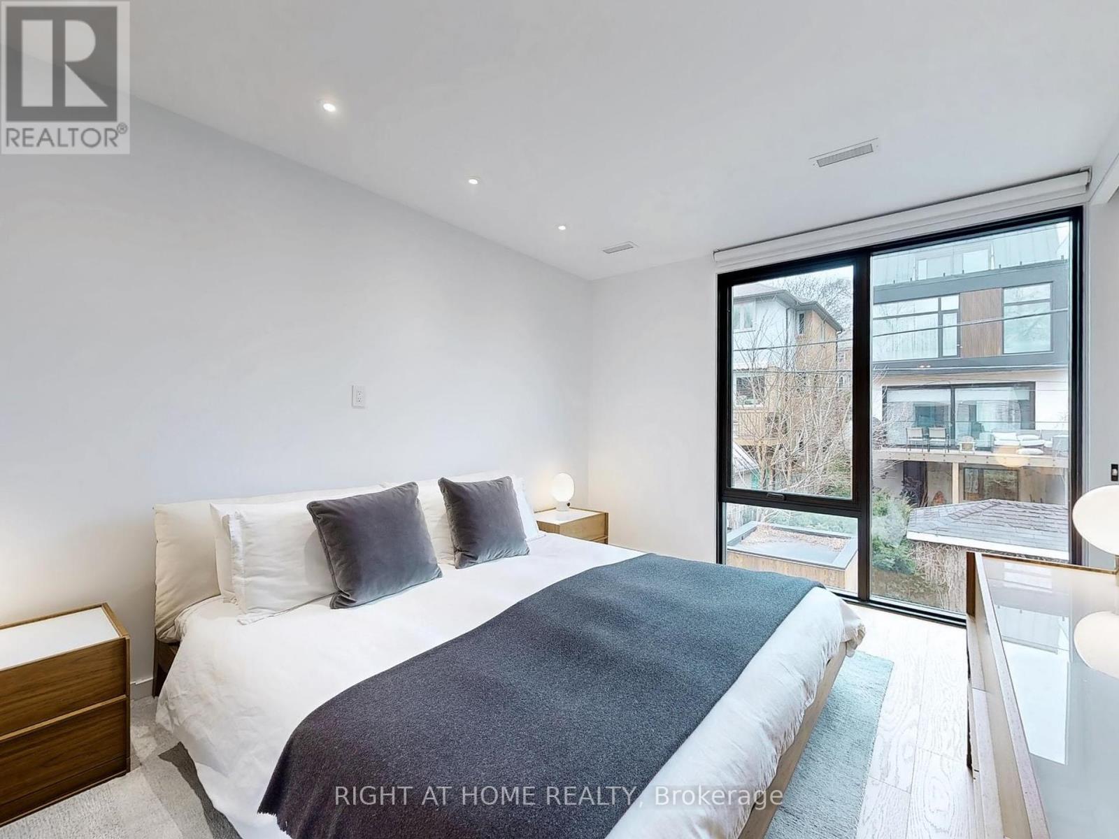 












15 DURIE STREET E

,
Toronto (High Park-Swansea),




Ontario
M6S3E5


