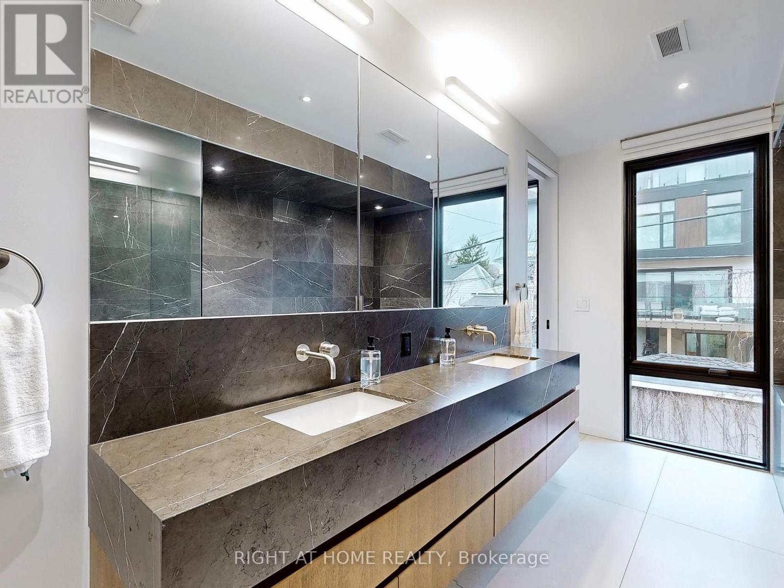 












15 DURIE STREET E

,
Toronto (High Park-Swansea),




Ontario
M6S3E5

