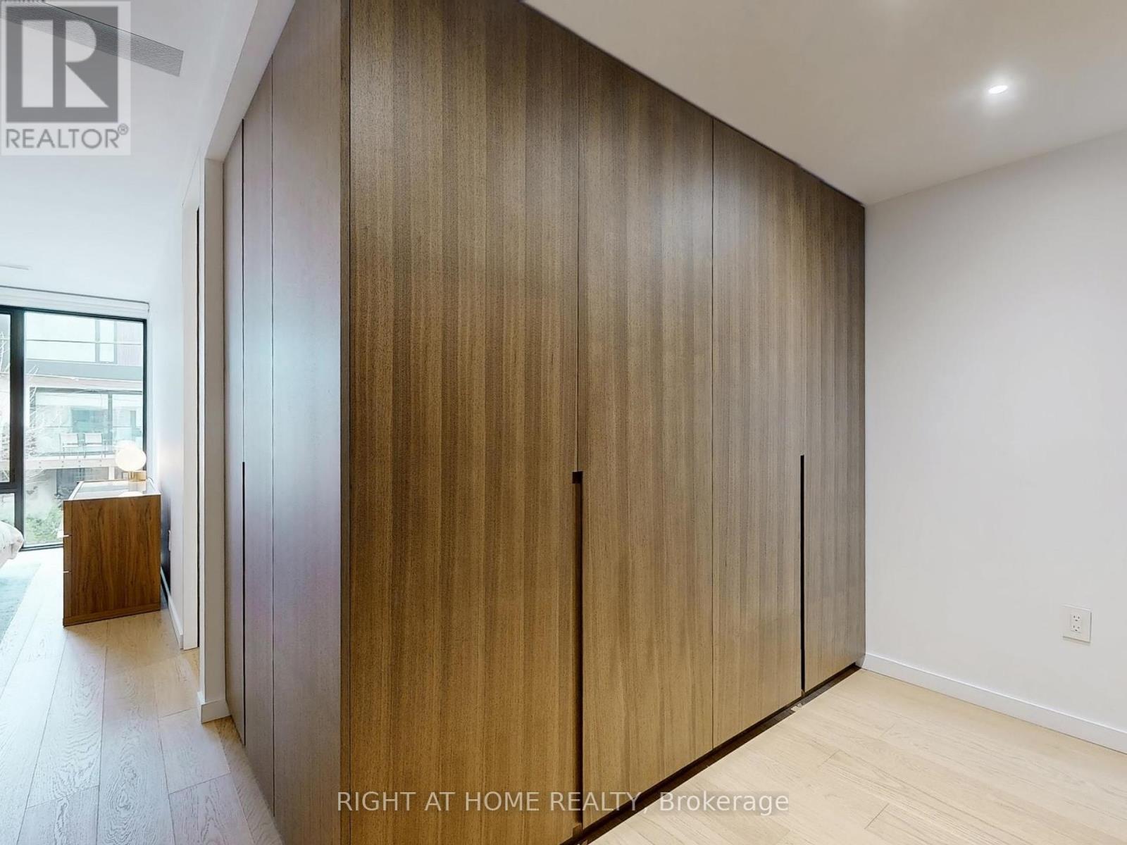 












15 DURIE STREET E

,
Toronto (High Park-Swansea),




Ontario
M6S3E5

