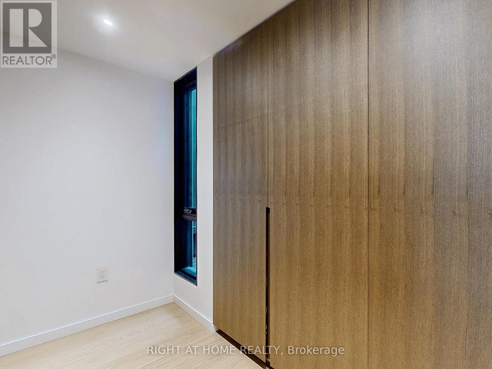 












15 DURIE STREET E

,
Toronto (High Park-Swansea),




Ontario
M6S3E5

