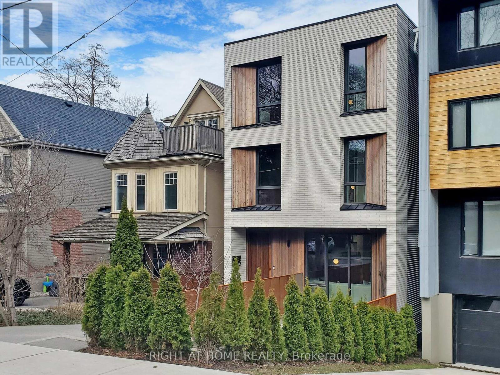 












15 DURIE STREET E

,
Toronto (High Park-Swansea),




Ontario
M6S3E5

