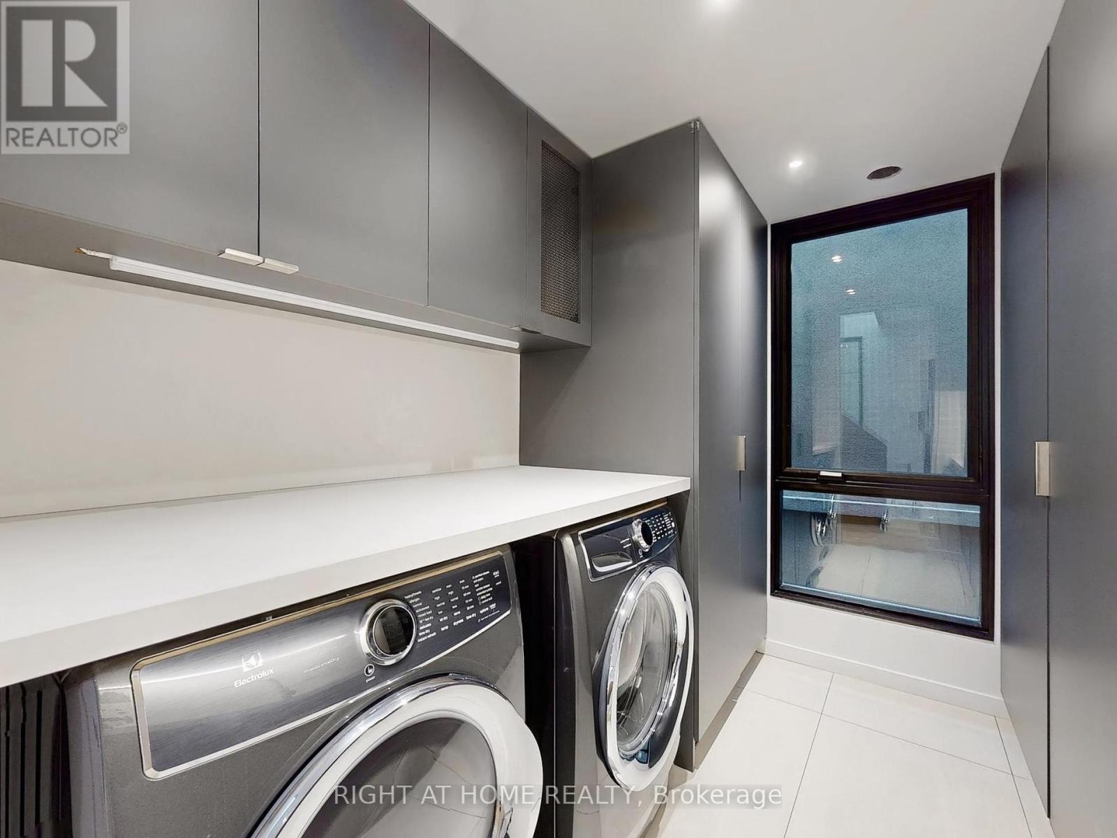 












15 DURIE STREET E

,
Toronto (High Park-Swansea),




Ontario
M6S3E5

