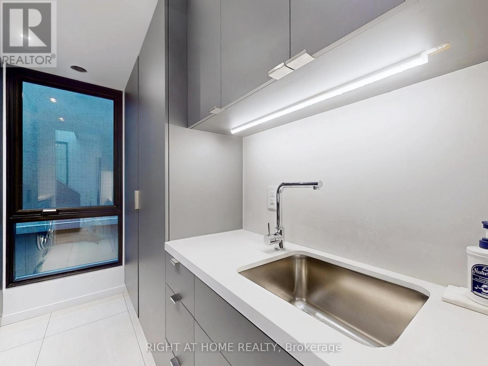 












15 DURIE STREET E

,
Toronto (High Park-Swansea),




Ontario
M6S3E5

