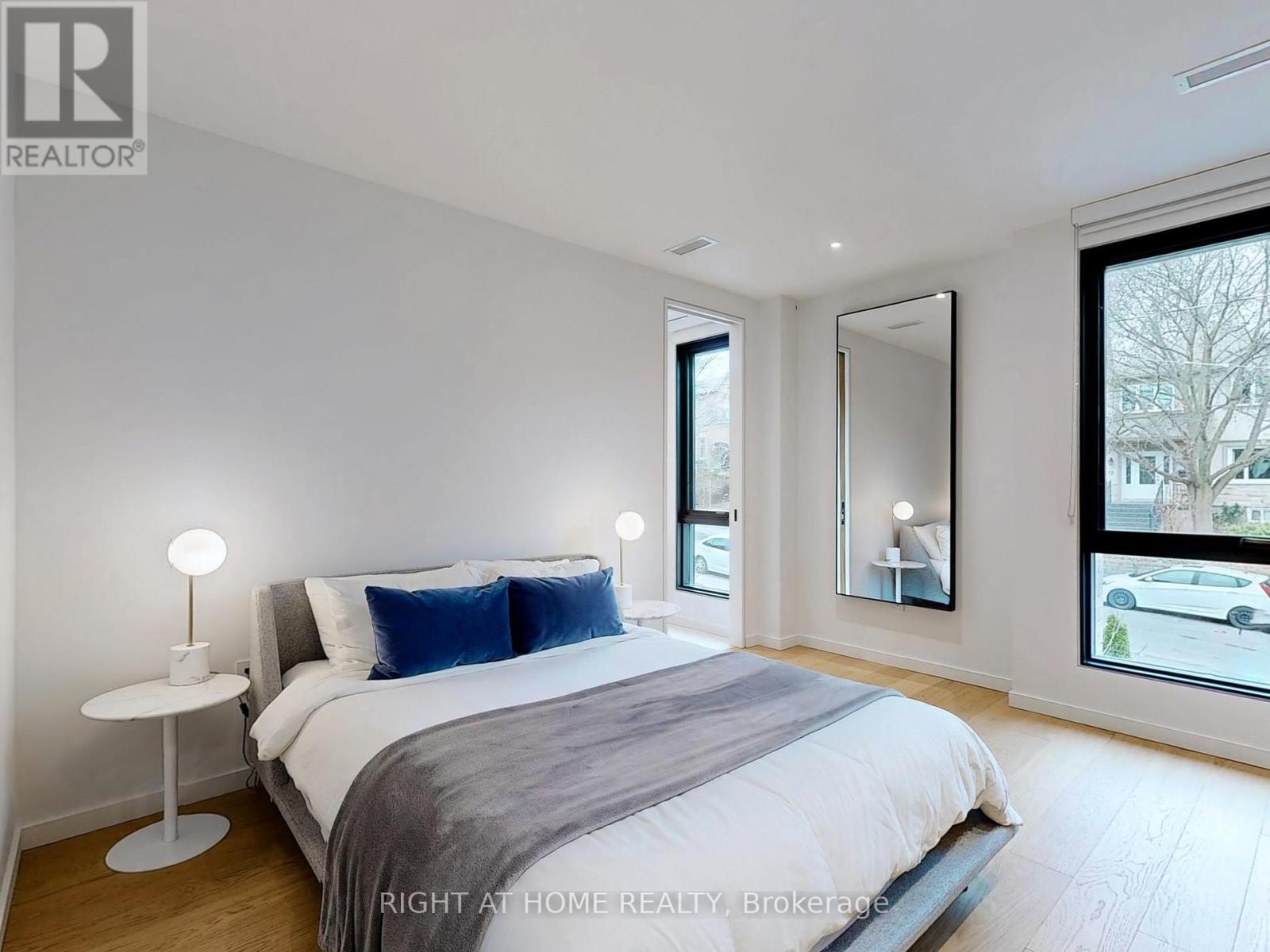 












15 DURIE STREET E

,
Toronto (High Park-Swansea),




Ontario
M6S3E5

