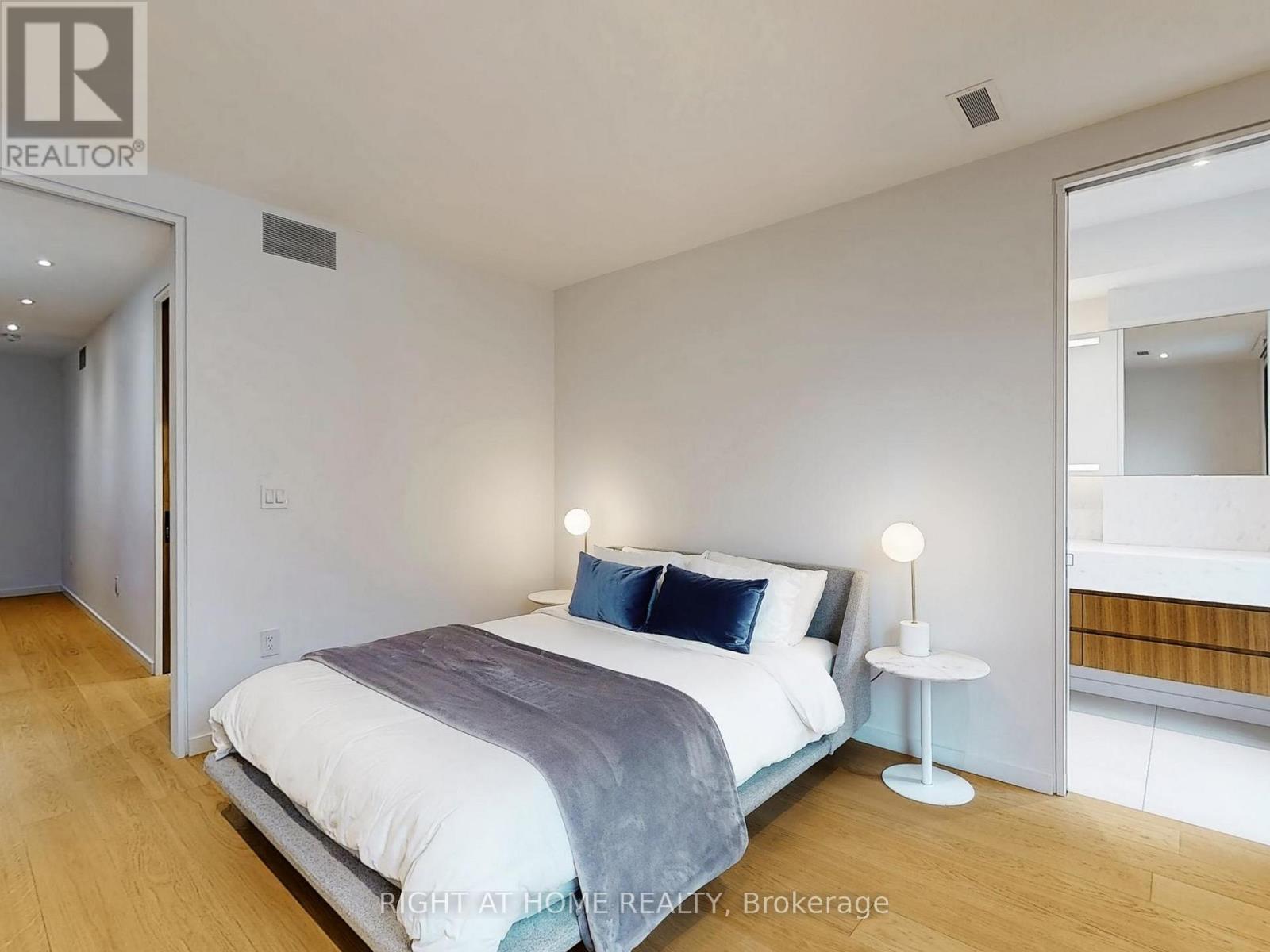 












15 DURIE STREET E

,
Toronto (High Park-Swansea),




Ontario
M6S3E5

