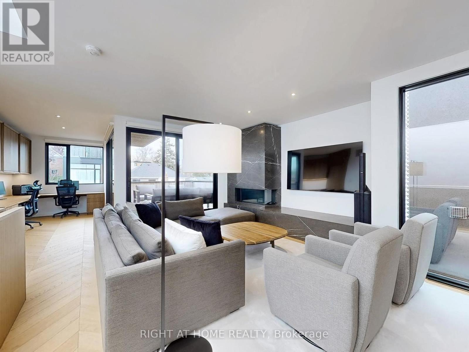 












15 DURIE STREET E

,
Toronto (High Park-Swansea),




Ontario
M6S3E5

