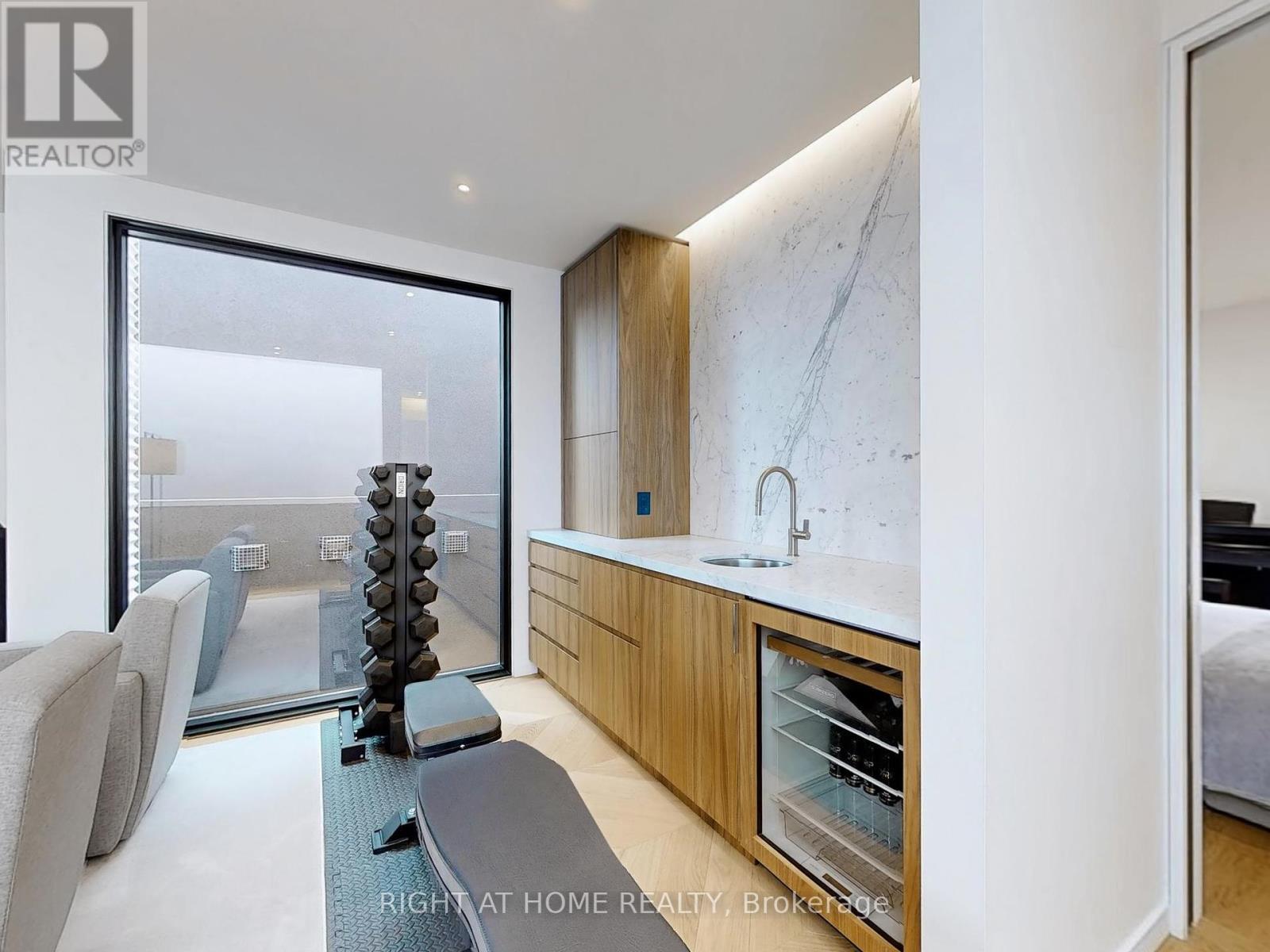 












15 DURIE STREET E

,
Toronto (High Park-Swansea),




Ontario
M6S3E5

