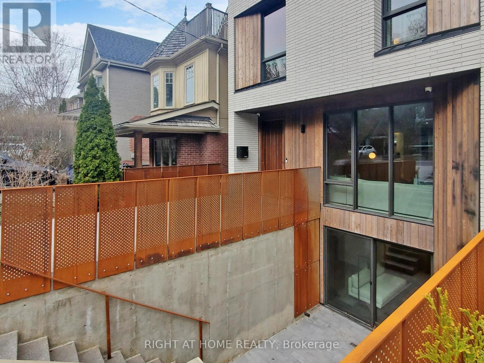 












15 DURIE STREET E

,
Toronto (High Park-Swansea),




Ontario
M6S3E5

