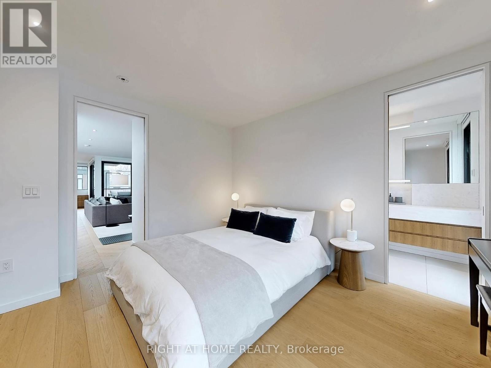 












15 DURIE STREET E

,
Toronto (High Park-Swansea),




Ontario
M6S3E5


