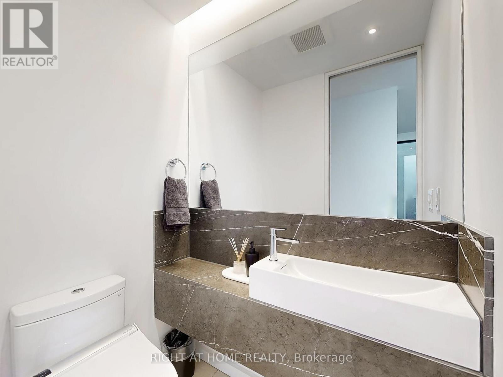 












15 DURIE STREET E

,
Toronto (High Park-Swansea),




Ontario
M6S3E5

