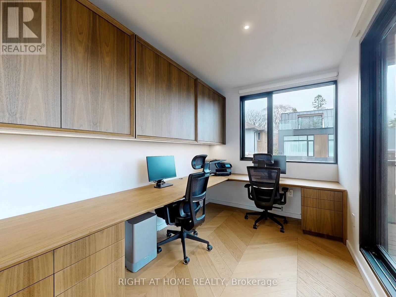 












15 DURIE STREET E

,
Toronto (High Park-Swansea),




Ontario
M6S3E5

