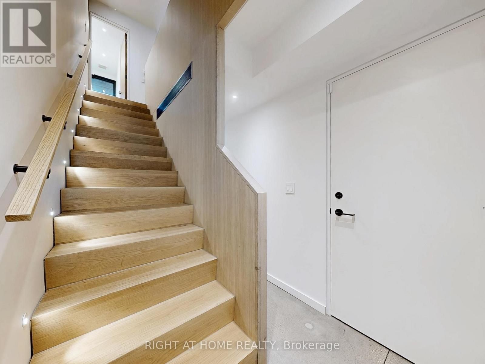 












15 DURIE STREET E

,
Toronto (High Park-Swansea),




Ontario
M6S3E5

