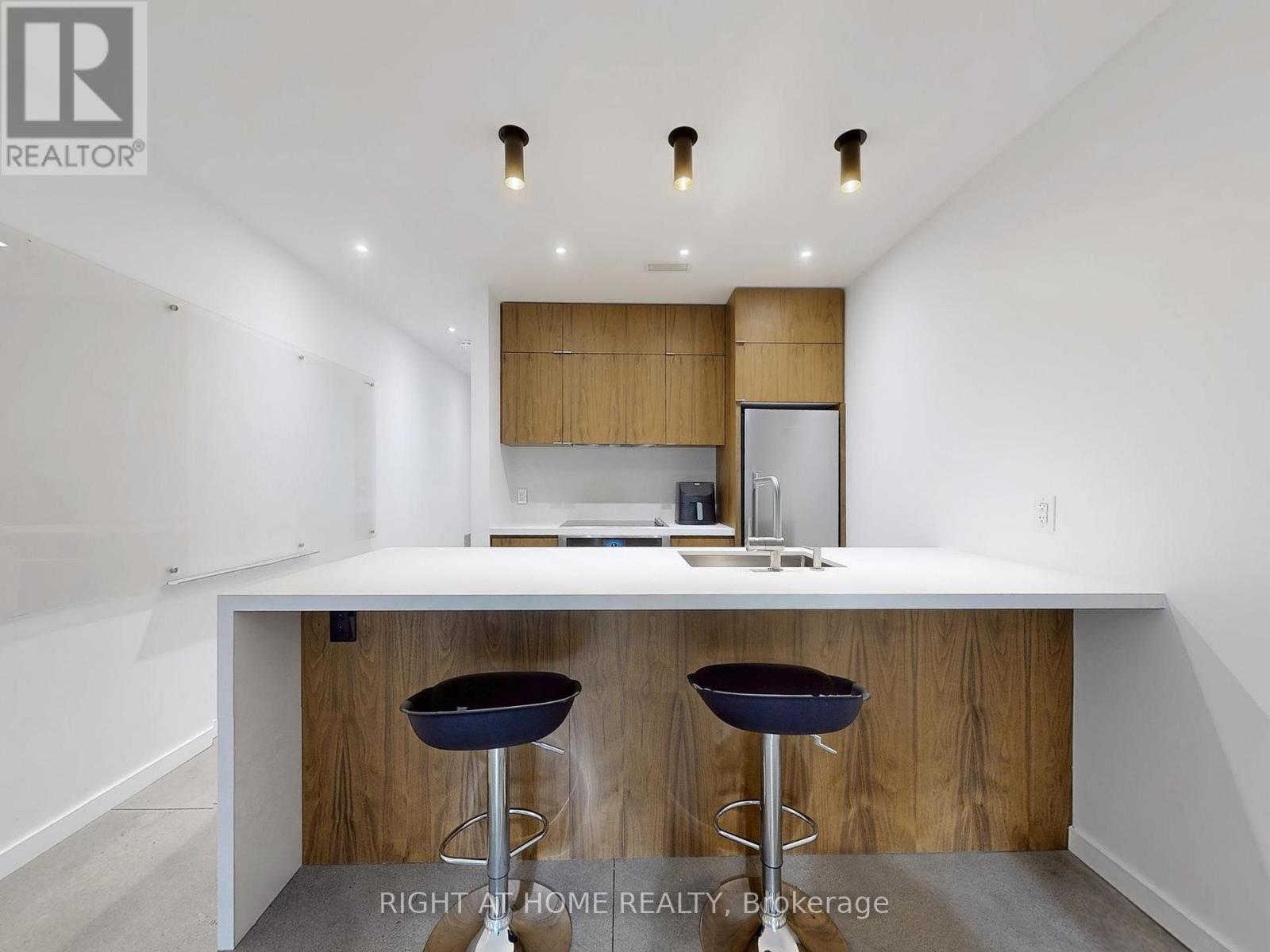 












15 DURIE STREET E

,
Toronto (High Park-Swansea),




Ontario
M6S3E5

