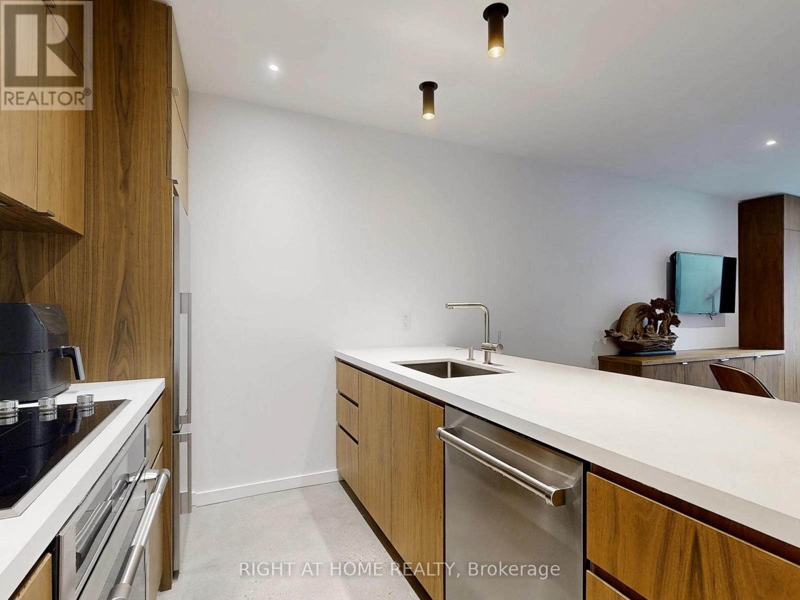 












15 DURIE STREET E

,
Toronto (High Park-Swansea),




Ontario
M6S3E5

