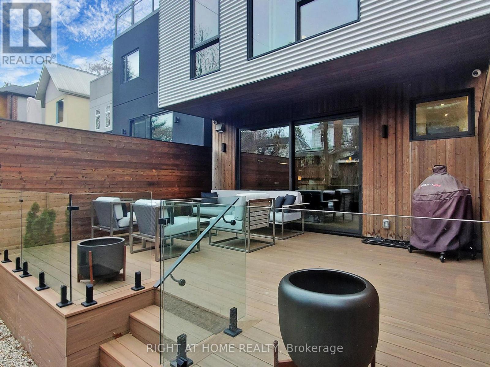 












15 DURIE STREET E

,
Toronto (High Park-Swansea),




Ontario
M6S3E5


