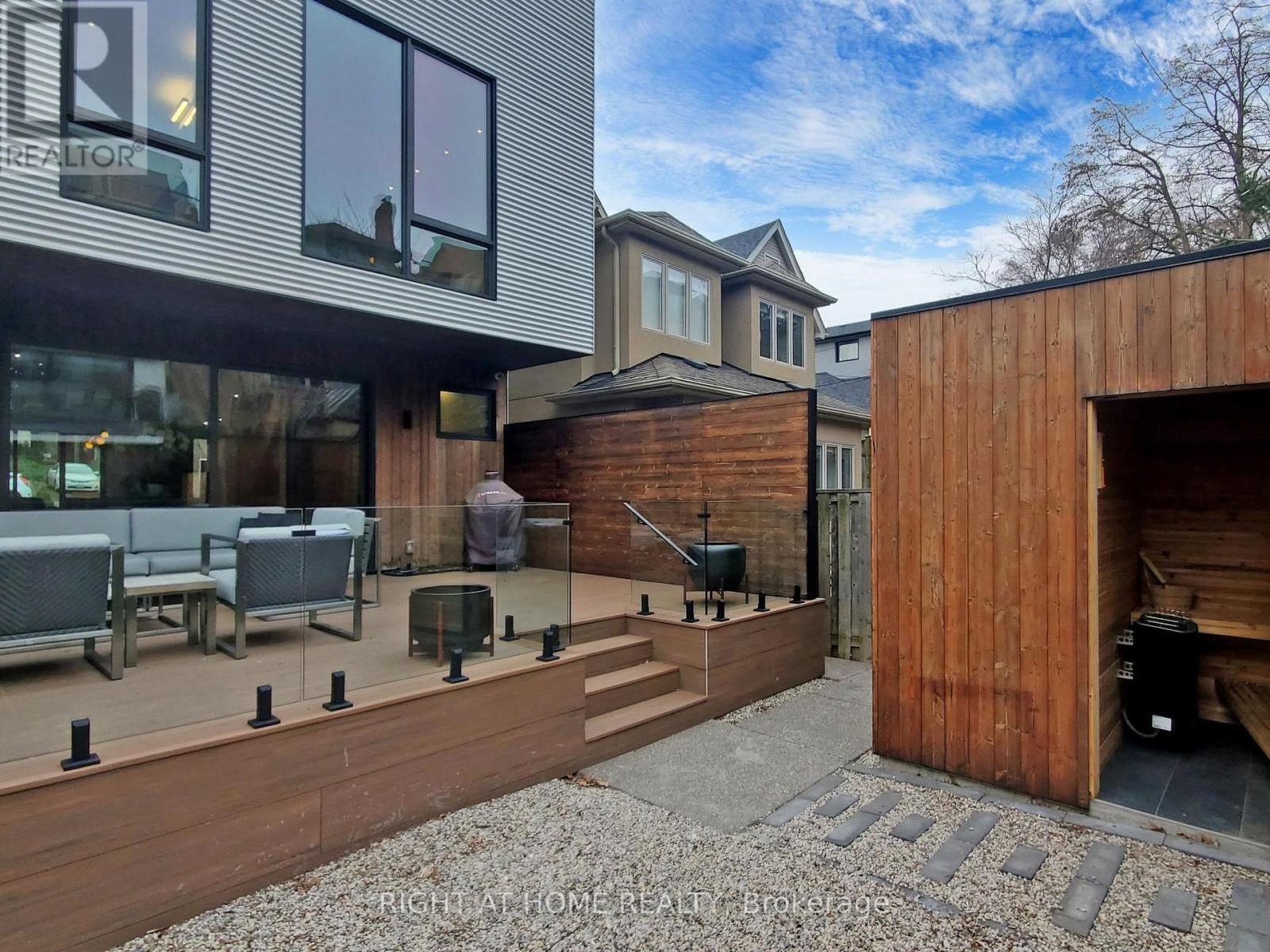 












15 DURIE STREET E

,
Toronto (High Park-Swansea),




Ontario
M6S3E5

