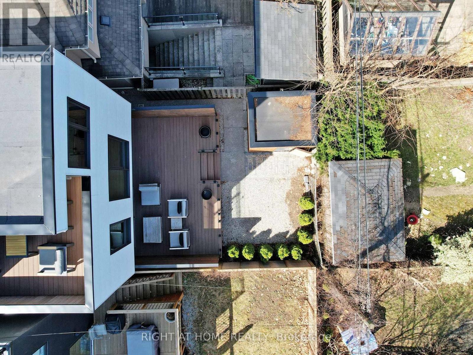












15 DURIE STREET E

,
Toronto (High Park-Swansea),




Ontario
M6S3E5

