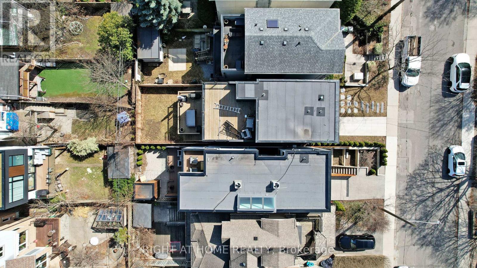 












15 DURIE STREET E

,
Toronto (High Park-Swansea),




Ontario
M6S3E5

