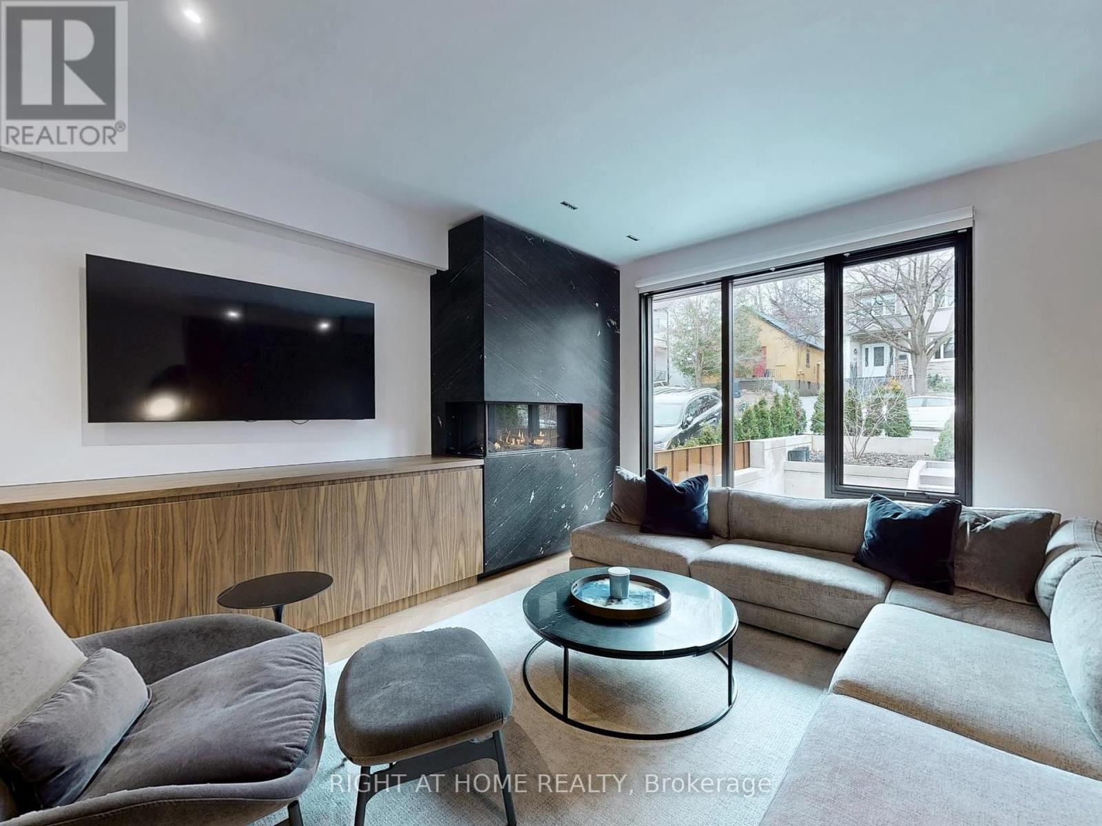 












15 DURIE STREET E

,
Toronto (High Park-Swansea),




Ontario
M6S3E5

