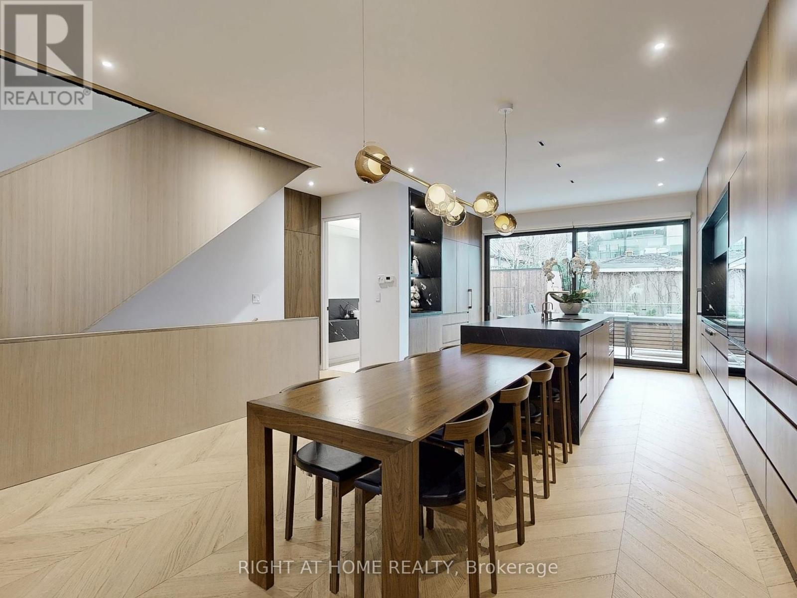 












15 DURIE STREET E

,
Toronto (High Park-Swansea),




Ontario
M6S3E5

