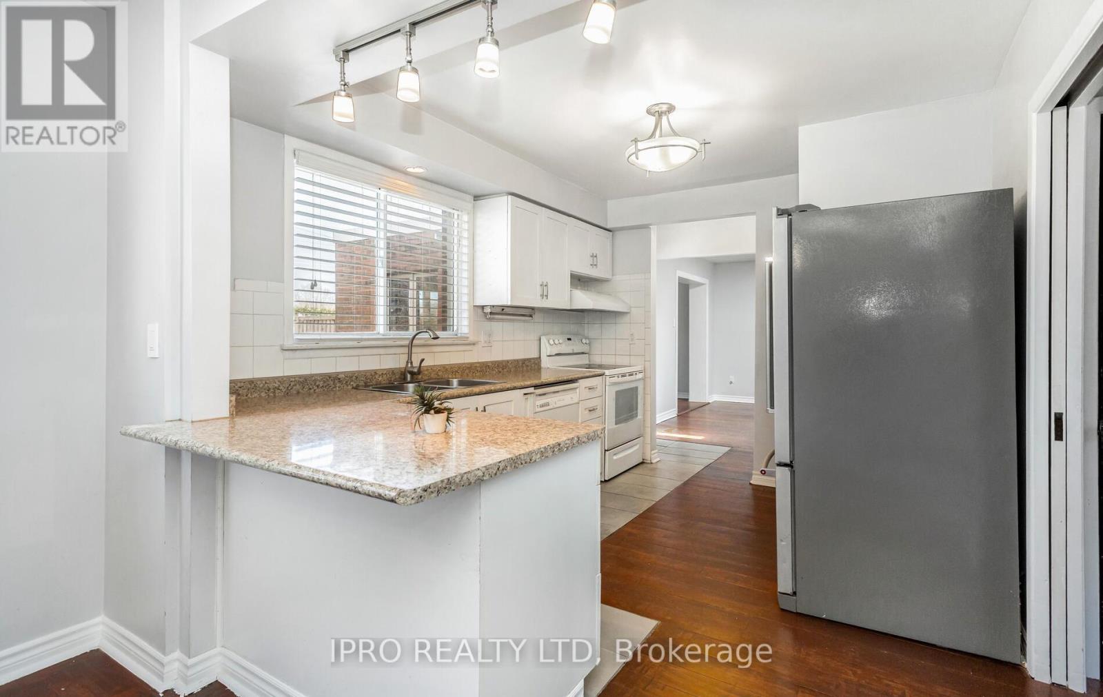 












95 WILLOWRIDGE ROAD

,
Toronto (Willowridge-Martingrove-Richview),




Ontario
M9R3Z5

